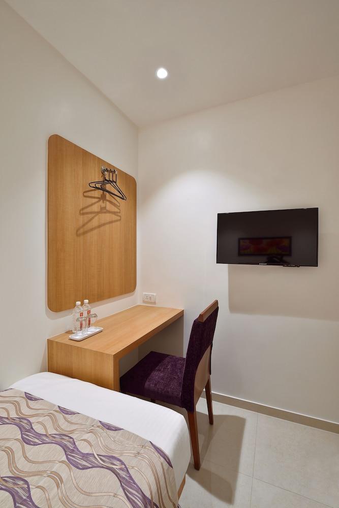 Hotel Leafio Mumbai Bagian luar foto
