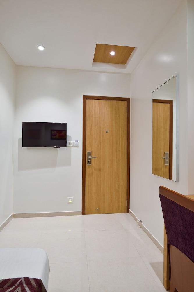 Hotel Leafio Mumbai Bagian luar foto