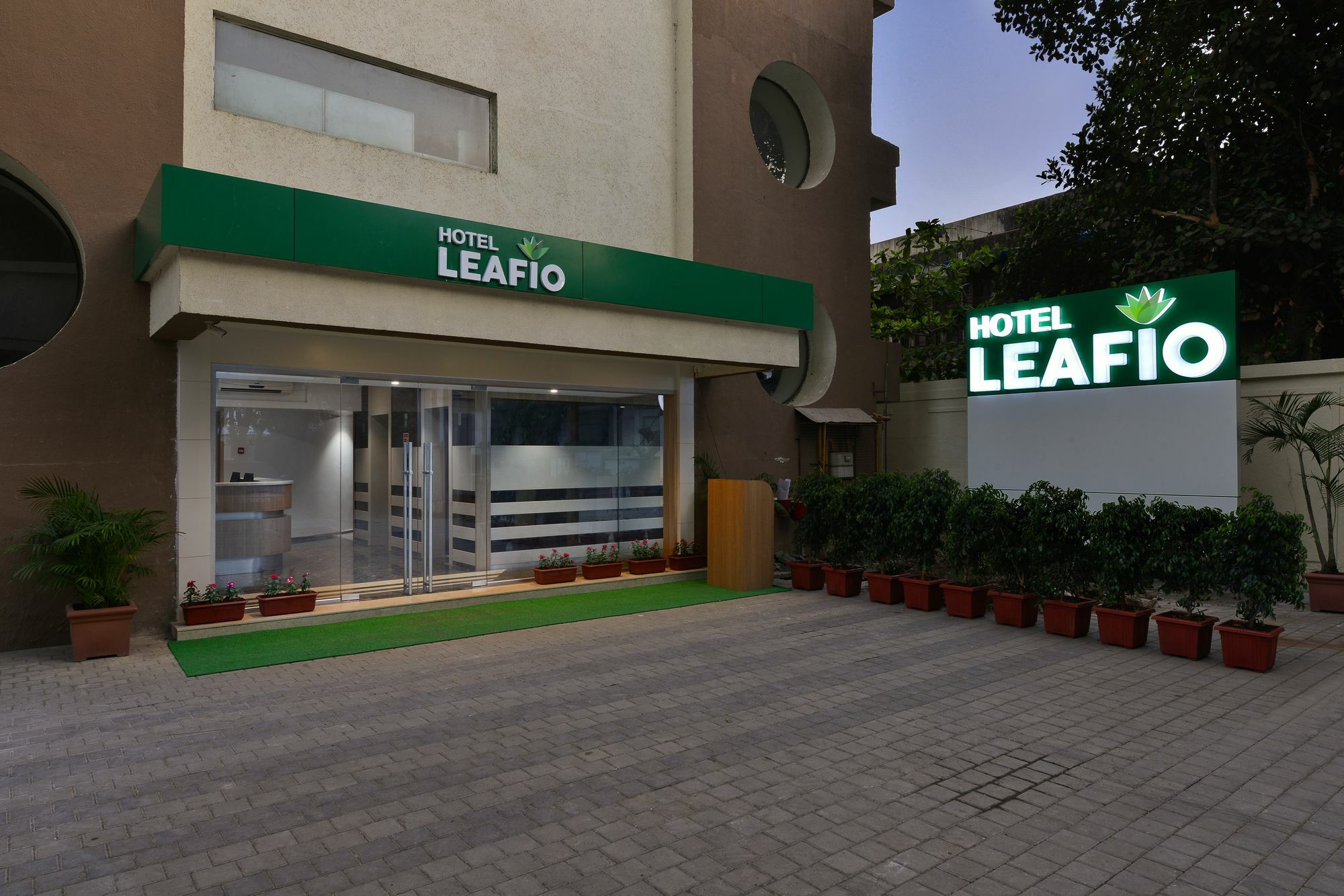 Hotel Leafio Mumbai Bagian luar foto